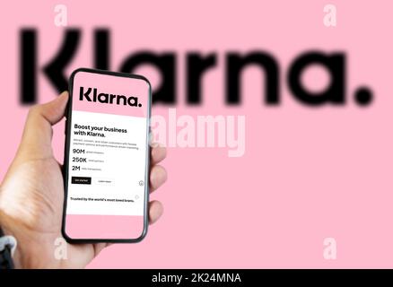 Rom, Italien, Februar 2022: Hand halten ein Gerät mit der Klarna Mobile App auf dem Bildschirm. Klarna ist das größte private FIN-Tech-Start-up in Europa, Stockfoto