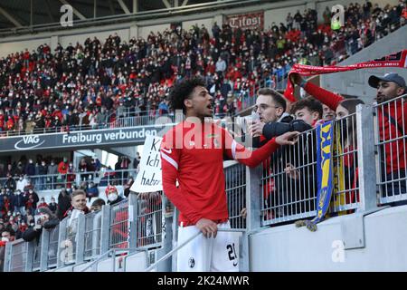 Torschuetze, Torschütze Kevin Schade (SC Freiburg) lässt sich nach dem Spiel von den Fans feiern biem Spiel der 1. FBL: 21-22: 24. Spt. SC Freiburg / Stockfoto