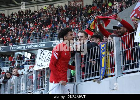 Kevin Schade (SC Freiburg) bejubelt mit den Fans nach dem Spiel sein Tor zum 2:0 im Spiel der 1. FBL: 21-22: 24. Spt. SC Freiburg gegen Hertha BSC Berli Stockfoto