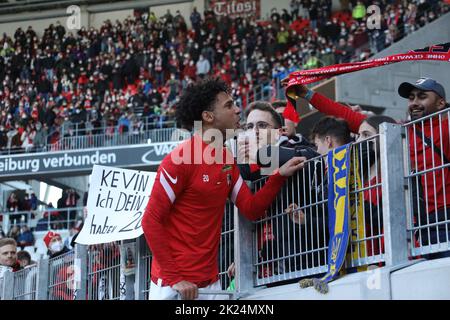 Kevin Schade (SC Freiburg) wird nach seinem Tor nach Spielschluss von den Fans feiern, 1. FBL: 21-22: 24. Spt. SC Freiburg gegen Hertha BSC Berlin Stockfoto