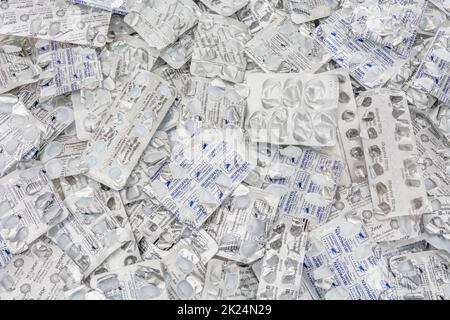 Stapel leerer, in Blisterpackungen verpackter Tabletten in verschiedenen Formen und Größen (siehe Hinweise zu Marken). Für Medicare, OTC Medicine, NHS, Big Pharma, Arzneimittelknappheit. Stockfoto