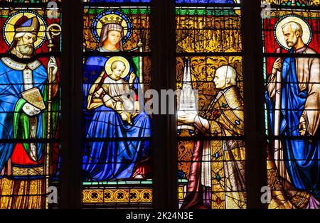 Quimper, Bretagne, Frankreich - August 11 2017 : Glasmalerei in der Kathedrale von Saint Corentin. Bischof seine Gnade Graveran bietet Kathedrale zu unserem Burschen Stockfoto