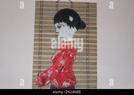 Kunstwerk einer japanischen Geisha an einer Wand gefunden Stockfoto