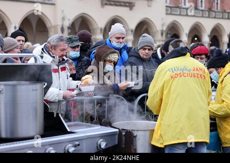 Krakau, Polen - 19. Dezember 2021: Heiligabend für Arme und Obdachlose auf dem Hauptplatz in Krakau. Trotz der Covid-Pandemie, die Gruppe Kosciuszko Prep Stockfoto