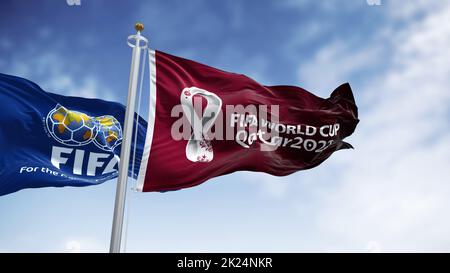 Doha, Katar, Januar 2022: Flaggen mit FIFA und Qatar 2022 WM-Logo winken im Wind. Die Veranstaltung ist in Katar vom 21. November bis 18 De geplant Stockfoto