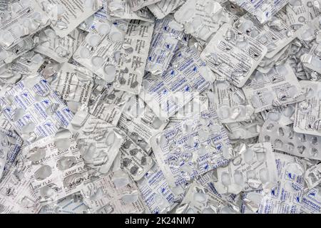 Stapel leerer, in Blisterpackungen verpackter Tabletten in verschiedenen Formen und Größen (siehe Hinweise zu Marken). Für Medicare, OTC Medicine, NHS, Big Pharma, Arzneimittelknappheit. Stockfoto