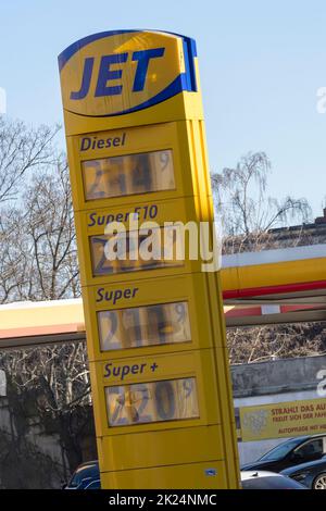 An den Tankstellen in Berlin explodieren die Preise für Diesel und Benzin geradezu. Stockfoto