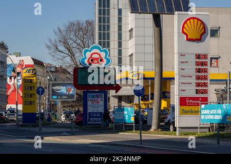 An den Tankstellen in Berlin explodieren die Preise für Diesel und Benzin geradezu. Stockfoto