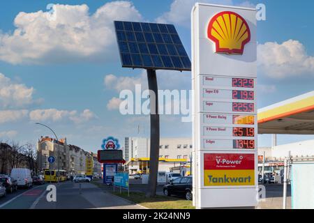 Aktuelle Preise an Tankstellen in Berlin. An den Tankstellen in Berlin explodieren die Preise für Diesel und Benzin geradezu. Stockfoto