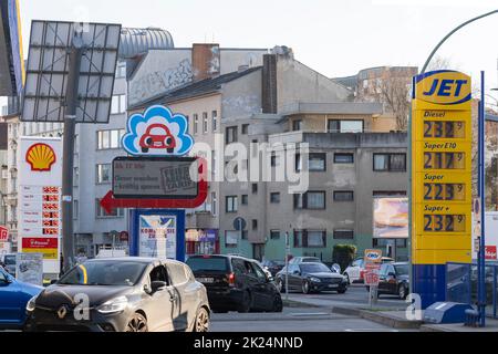 Aktuelle Preise an Tankstellen in Berlin. An den Tankstellen in Berlin explodieren die Preise für Diesel und Benzin geradezu. Stockfoto