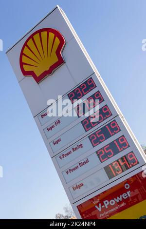 Aktuelle Preise an Tankstellen in Berlin. An den Tankstellen in Berlin explodieren die Preise für Diesel und Benzin geradezu. Stockfoto