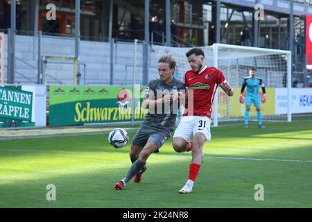 v. li. Im Zweikampf gegen Nils Butzen (FSV Zwickau) und Kammerbauer Patrick (SC Freiburg II U23) im Spiel der 3. FBL: 21-22: 29. Spt. SC Freiburg II V Stockfoto