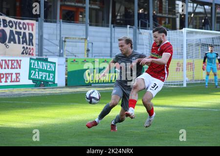 v. li. Im Zweikampf gegen Nils Butzen (FSV Zwickau) und Kammerbauer Patrick (SC Freiburg II U23), 3. FBL: 21-22: 29. Spt. SC Freiburg II gegen FSV Zvic Stockfoto