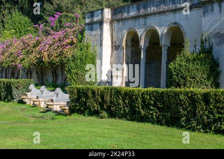 Rom, Italien - 10. Oktober 2020: Gärten der Villa Borghese, Portico dei Leoni, Steinlöwenskulpturen vor dem Eingang Stockfoto