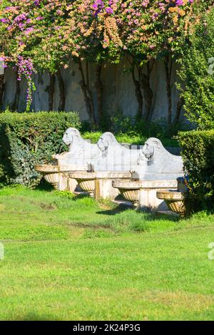 Rom, Italien - 10. Oktober 2020: Gärten der Villa Borghese, Portico dei Leoni, Steinlöwenskulpturen vor dem Eingang Stockfoto