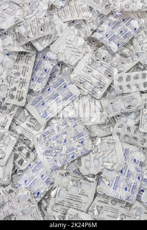 Stapel leerer, in Blisterpackungen verpackter Tabletten in verschiedenen Formen und Größen (siehe Hinweise zu Marken). Für Medicare, OTC Medicine, NHS, Big Pharma, Arzneimittelknappheit. Stockfoto