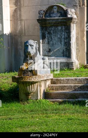 Rom, Italien - 10. Oktober 2020: Gärten der Villa Borghese, Portico dei Leoni, Steinlöwenskulpturen vor dem Eingang Stockfoto