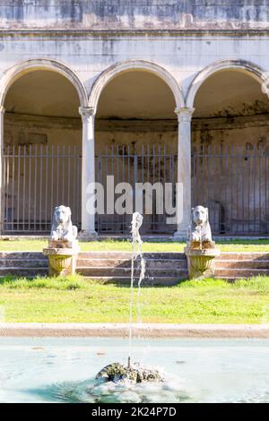 Rom, Italien - 10. Oktober 2020: Gärten der Villa Borghese, Portico dei Leoni, Steinlöwenskulpturen vor dem Eingang Stockfoto