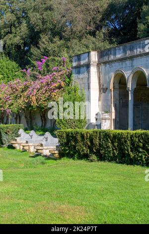 Rom, Italien - 10. Oktober 2020: Gärten der Villa Borghese, Portico dei Leoni, Steinlöwenskulpturen vor dem Eingang Stockfoto