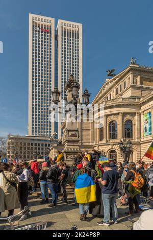 Die Demonstration am Opernplatz zur Unterstützung der Ukraine und gegen die russische Aggression, Frankfurt, Deutschland Stockfoto