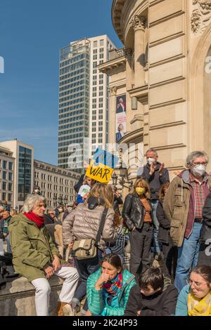 Die Demonstration am Opernplatz zur Unterstützung der Ukraine und gegen die russische Aggression, Frankfurt, Deutschland Stockfoto