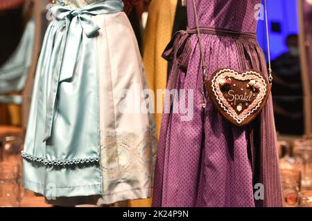 Zwei typische bayerische Dirndl-Kleider für das Oktoberfest, München, Bayern - zwei typisch bayerische Dirndl-Kleider für das Oktoberfest, München, Bayern Stockfoto