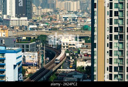 BANGKOK, THAILAND-21. DEZEMBER 2021 : Stadtbild der Hauptstadt von Thailand. Stadtbild eines modernen Gebäudes. Bürogebäude mit moderner Architektur. Crowde Stockfoto