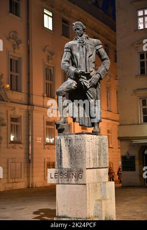 Denkmal für den Schriftsteller Gotthold Ephraim Lessing in der Wiener Innenstadt - Denkmal für den Schriftsteller Gotthold Ephraim Lessing im Zentrum von VI Stockfoto