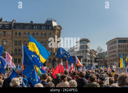 Die Demonstration am Opernplatz zur Unterstützung der Ukraine und gegen die russische Aggression, Frankfurt, Deutschland Stockfoto