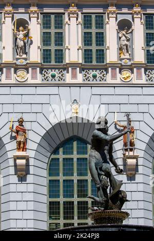 Danzig; Polen - 5. Juni 2018: Neptune's Fountain Statue aus dem 17.. Jahrhundert in der Long Market Street am Eingang zum Artus Court Stockfoto