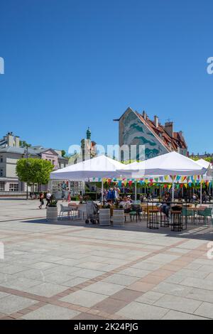 Sopot, Polen - 6. Juni 2018: Monte Cassino Straße mit Sopot Leuchtturm und Kurhaus neben Sopot Pier und Strand an der Ostsee Stockfoto