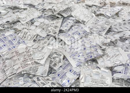 Stapel leerer, in Blisterpackungen verpackter Tabletten in verschiedenen Formen und Größen (siehe Hinweise zu Marken). Für Medicare, OTC Medicine, NHS, Big Pharma, Medikamentenpreise. Stockfoto