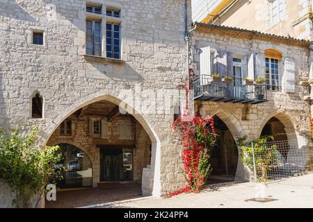 Monflanquin, Frankreich - 17. Oktober 2021: Architektonisches Detail typischer Häuser im Stadtzentrum an einem Herbsttag Stockfoto