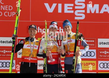 Die weltbesten Kombinierer bei der Siegerehrung zur Weltcup-Gesamtanlage in Schonach beim Weltcupfinale 2022, v. li.Johannes Lamparter (Österreich), J Stockfoto
