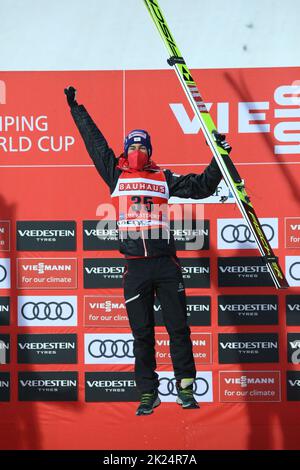 Freudensprung über den Tagessieg: Stefan Kraft (Österreich / AUT) bei der Siegerehrung zum FIS-Weltcup 2022 Skifliegen Oberstdorf Stockfoto