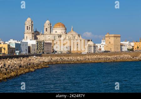Cádiz, Spanien - 16. August 2021: Panoramasicht auf die Altstadt von Cádiz, vom Hafen aus, Andalusien. Spanien Stockfoto