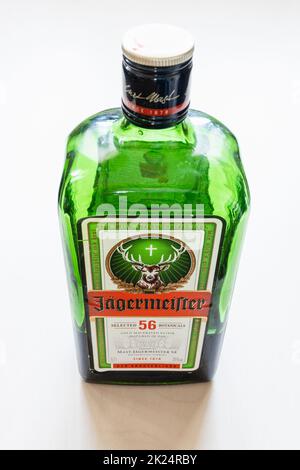 Moskau, Russland - 20. März 2022: Geschlossene Flasche Jagermeister-Likör auf hellem Tisch. Jagermeister ist ein deutscher Digestif aus 56 Kräutern und Gewürzen, i Stockfoto