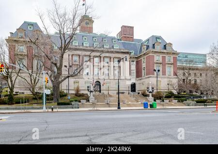 Staten Island Borough Hall, New York City, mit Treppe und Straße im Vordergrund, keine Menschen, kein Verkehr, während des Wintertages mit bewölktem, horizontales Stockfoto