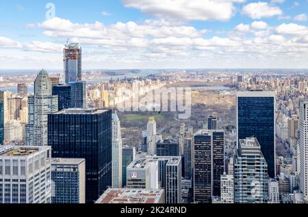 Central Park New York City mit vielen Wolkenkratzern und hudson River, Luftaufnahme vom Rockefeller Center im Winter, horizontal Stockfoto
