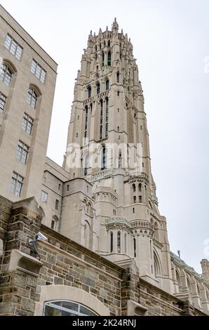 Blick auf den Riverside Church Tower aus dem niedrigen Winkel, Harlem, New York City, während des Wintertages mit bewölktem, vertikalem Blick Stockfoto