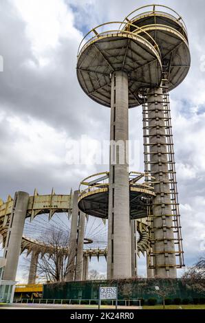 New York State Pavilion Observation Towers mit Queens Theatre, Seitenansicht aus der Nähe, Flushing-Meadows-Park, New York City im bewölkten Winter Stockfoto