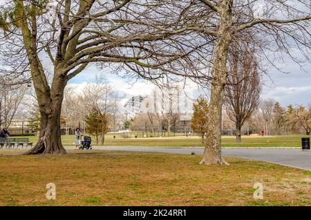 Unisphere Statue mit Wiese, Bäumen und Weg davor, Flushing-Meadows-Park, Queens, New York City an bewölktem Wintertag, horizontal Stockfoto