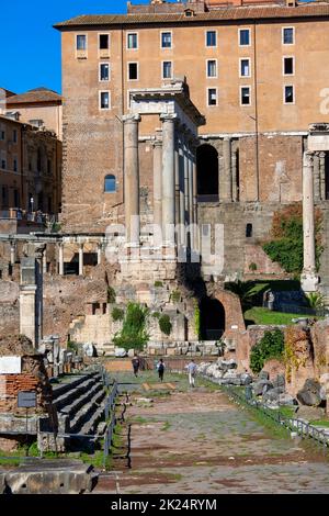 Rom, Italien - 8. Oktober 2020: Forum Romanum, Blick auf die Ruinen mehrerer bedeutender antiker Gebäude. Via Sacra, Hauptstraße des antiken Roms, Templ Stockfoto