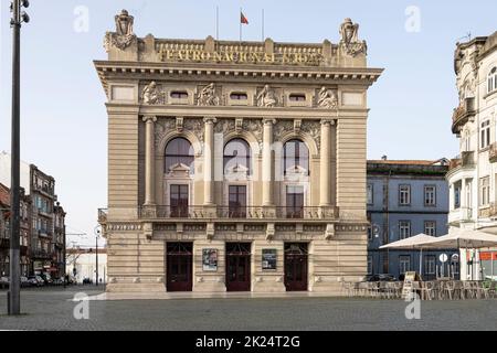 Porto, Portugal. März 2022. Die Fassade des Teatro Nacional S.Joao im Stadtzentrum Stockfoto