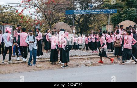 GONDAR, ÄTHIOPIEN, APRIL 22,2019, äthiopische Studenten in Uniform hinter der Fasiledes-Sekundarschule in Gondar City. Gondar, Äthiopien, April 22. 2019 Stockfoto