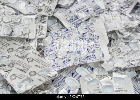 Stapel leerer, in Blisterpackungen verpackter Tabletten in verschiedenen Formen und Größen (siehe Hinweise zu Marken). Für Medicare, OTC Medicine, NHS, Big Pharma, Medikamentenpreise. Stockfoto