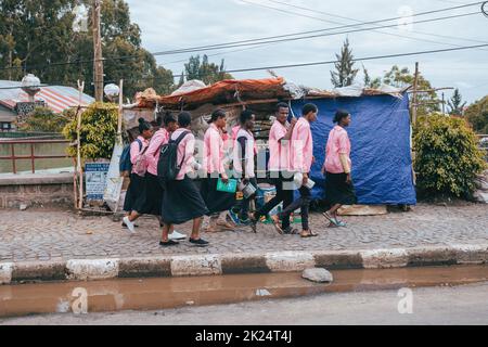 GONDAR, ÄTHIOPIEN, APRIL 22,2019, äthiopische Studenten in Uniform hinter der Fasiledes-Sekundarschule in Gondar City. Gondar, Äthiopien, April 22. 2019 Stockfoto