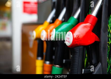 Nahaufnahme Betankung Zapfpistole Auto in Tankstelle. Pistole zum Betanken. Tankstelle und Füllpistolen für Tankwagen mit verschiedenen Benzin-Typen Blau, gr Stockfoto