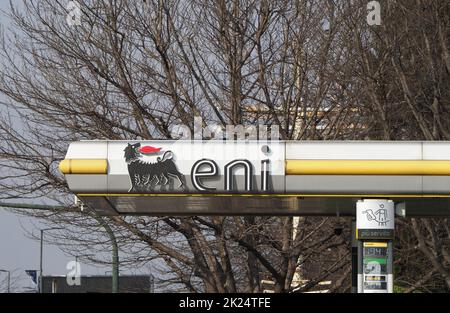 TURIN, ITALIEN - CA. FEBRUAR 2022: ENI sechsbeinige Hundeschild Stockfoto