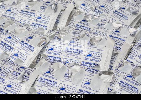 Ein Stapel leerer, in Blisterpackungen verpackter Schmerzmittel NSAID Ibuprofen (Galpharm Healthcare). Für Medicare, NHS, Big Pharma, Schmerzmittel, Drogenmangel Stockfoto